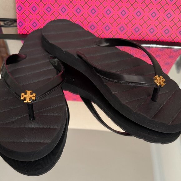 Tory Burch Kira Black Flip Flops w/Gold Double T Logo Size 6 New with Box - Picture 11 of 12